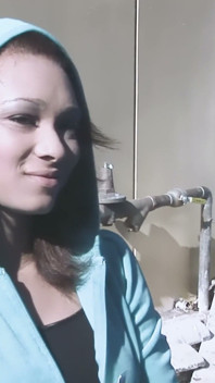 ถูกรับมาในรถ - สาวผมหยิกโดนควยดํายักษ์บนเตียงสีขาว