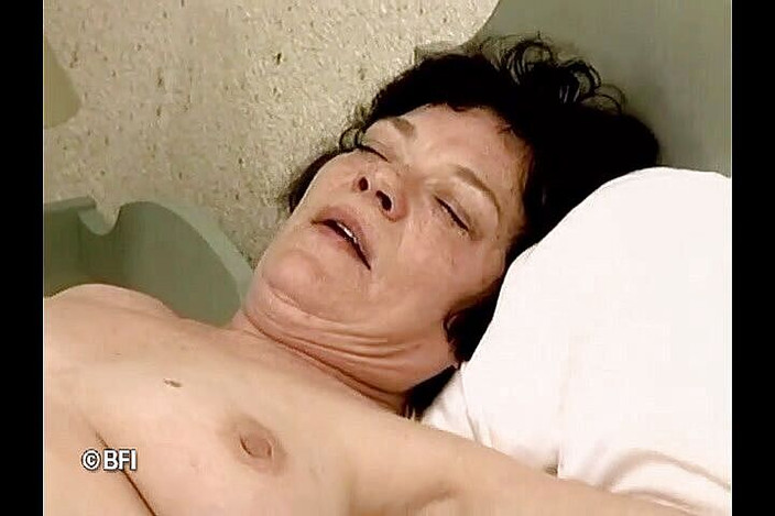 Nasty matures and dirty grannies club: Зрілі мами молодого сусіда