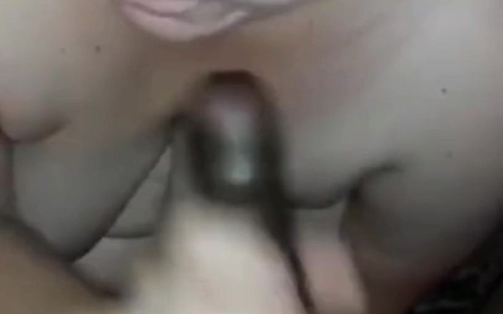 Real homemade BBW BBC porn: BBCは上に立って吸い、彼の硬いチンポを撫でています