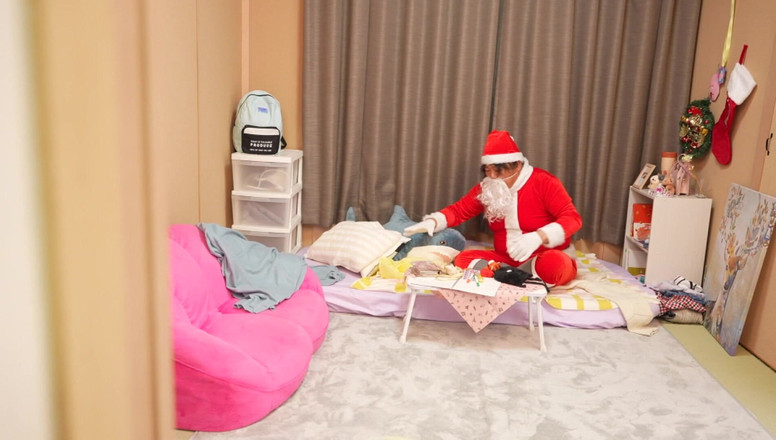 Raptor Inc: Pro Miko, která zůstává na Vánoce sama doma... Santa ji...