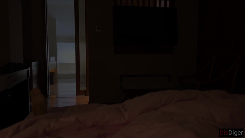 Dis Diger: Vecina excitată se masturbează pe balcon în timp ce perversul se...