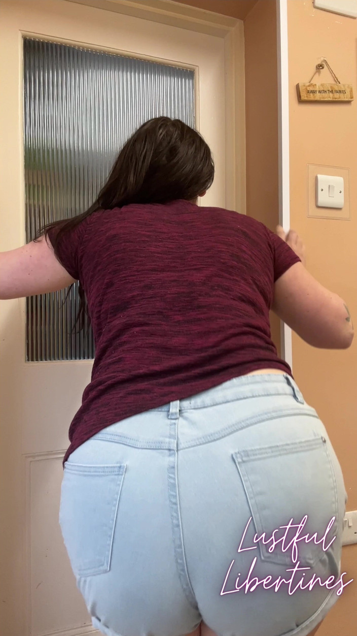 Lustful Libertines: Dikunci dan terdesak untuk kencing - seluar pendek membasahi