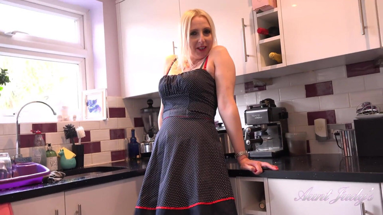 Aunt Judy's: Auntjudys - 42anni bionda calda MILF tracey - Cucina JOI