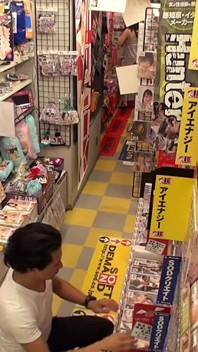 Lonely young wife - navegando no corredor de dvd adulto enquanto seu marido trabalha até tarde novamente hoje à noite - part1