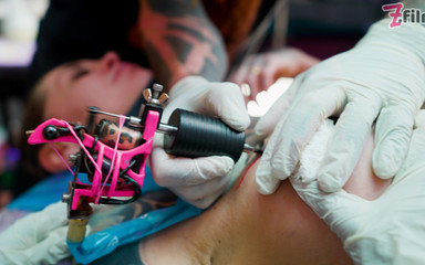 Z-Filmz: Dövmeli çift büyük yaraklarla sikişiyor merry dörtlü seks yapıyor