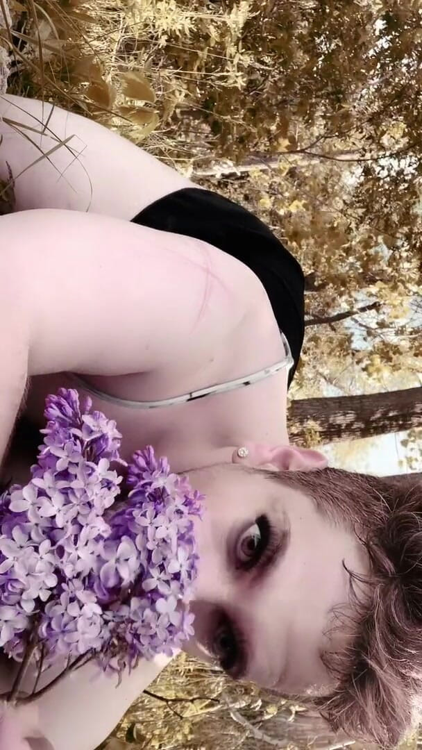 King Of Crossdress: Пляж опасно позирует рядом с людьми