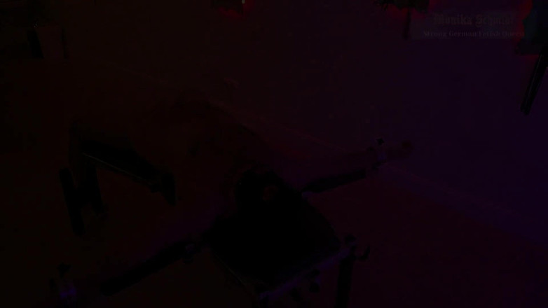 Strict Senz: Monika Schmidt, Facesitting Femdom, Étouffement Du Cul, Humiliation Verbale