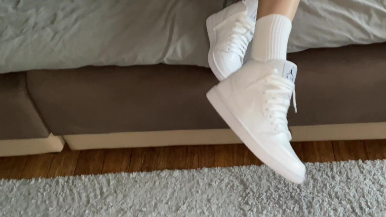 Californiababe: Sneakersjob dans Jordans blancs avec Californiababe
