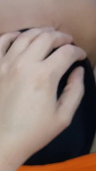 Mon esclave lesbienne m’a rapidement amené à l’orgasme pendant que mon deuxième esclave se repose à proximité