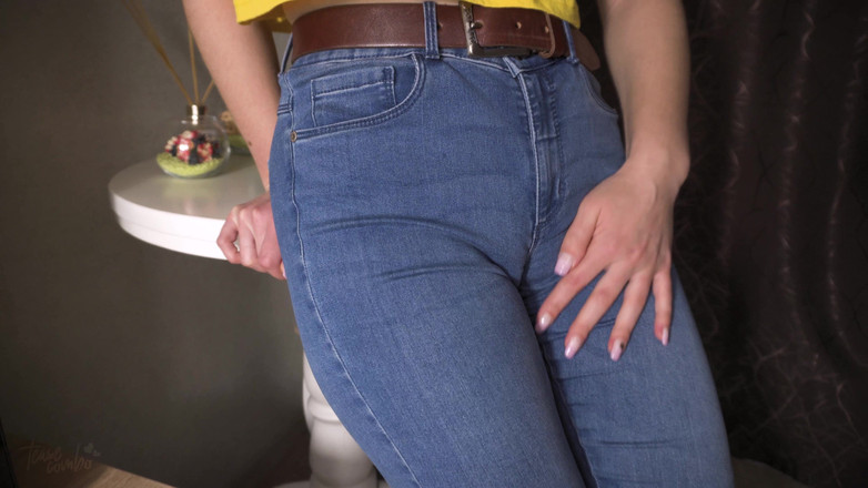 Teasecombo 4K: 타이트한 청바지를 입고 큰 카멜토를 괴롭히는 섹시한 밀프