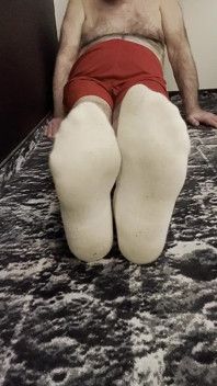 Pies del entrenador Karl en sus calcetines blancos [8893]