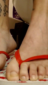 Toilette lautes echo flip-flops nahaufnahme zehen