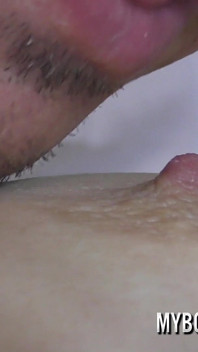 Succhia il capezzolo da morbido per farlo duro