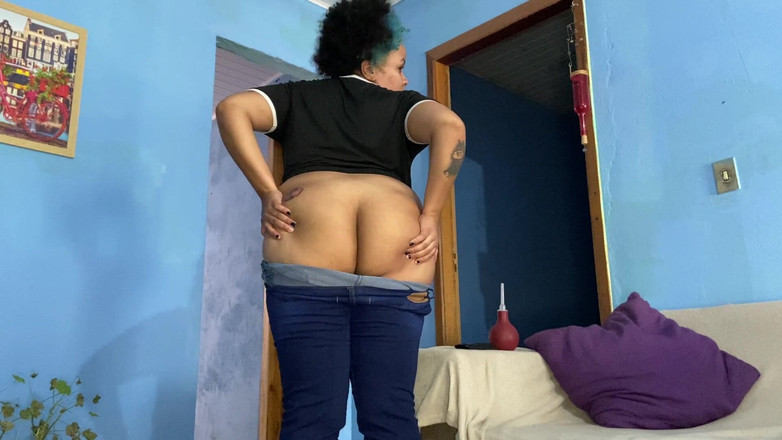 Cutiepiie Chubby: 胖美女无法停止和在牛仔裤上打屁股