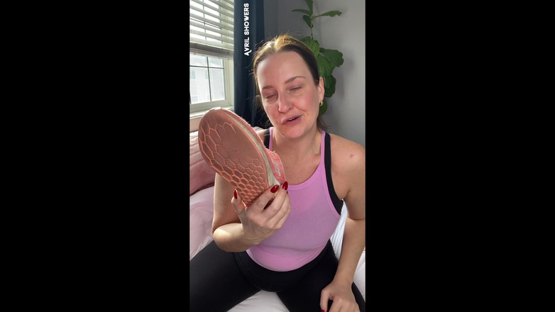 Avril Showers: Voglio mostrarti i miei piedi puzzolenti sporchi dopo la palestra