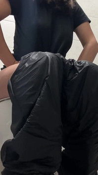 Verrückte toiletten furzt in schwarz! Nippel knallt