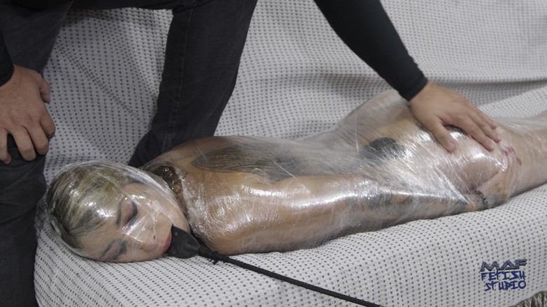 MAF fetish studio: Akemi momifié avec du film plastique, chatouillement et domination !