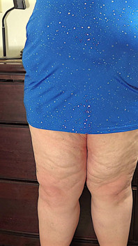 내 뚱뚱한 보짓물 엉덩이를 활짝 벌려 줄 때 너트를 파열하지 않으려고