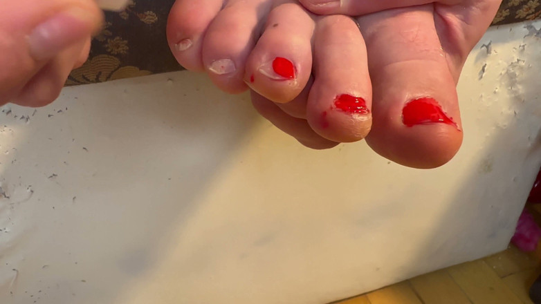Putarankahotmilf: Polish My Foot Nails