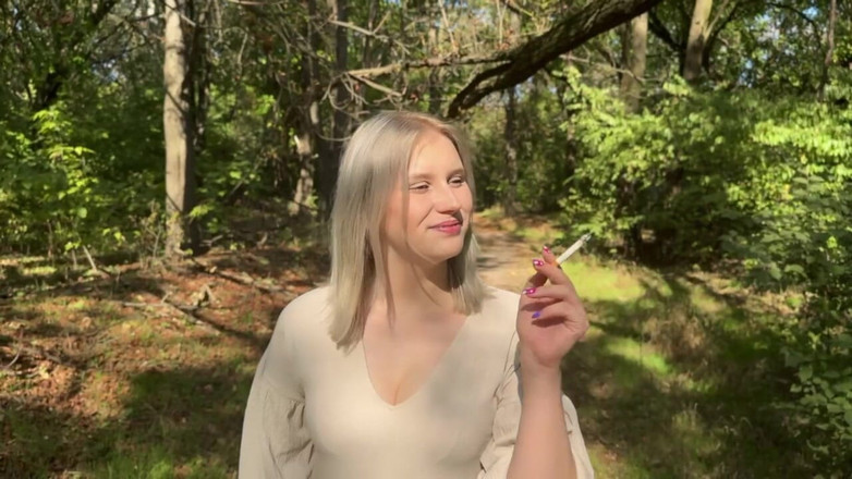 MertyXXX: 在废弃的公园里散步，寻找暴露狂