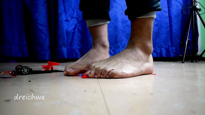 Dreichwe: Oyuncak uçakla büyük arabayı mahvediyor