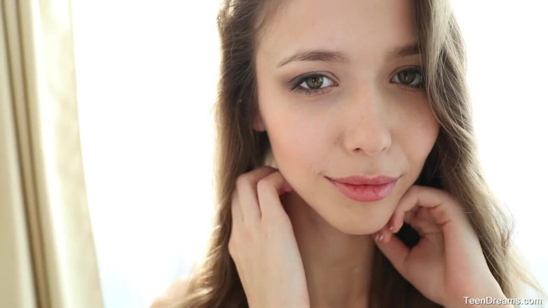 Teen Dreams: Mila Azul amcığındaki şekerle sapıklaşıyor