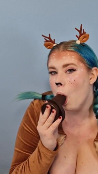 Sinnlicher in einem reindeer kostüm - solo-mädchen