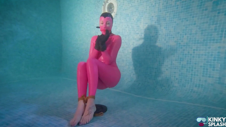 UKCuteGirl Lucy Lauren: Latex-sklavin mit kapuze und unterwasser-kontrolle gewichtet