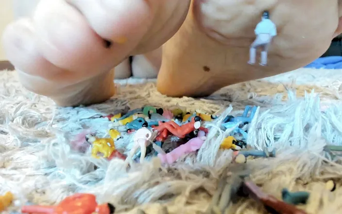 Nicoletta Embassi: Giantess with big feet