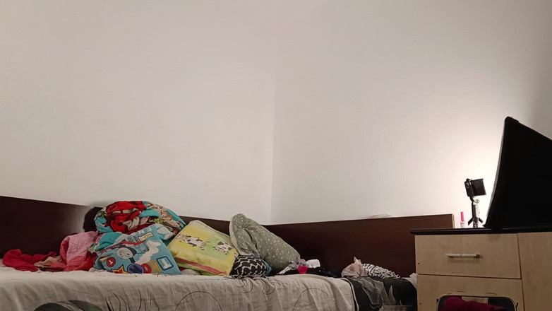 Amateur_MS: Sexy vrouw traint naakt thuis. Amateurvrouw masturbeert met haar vingers...