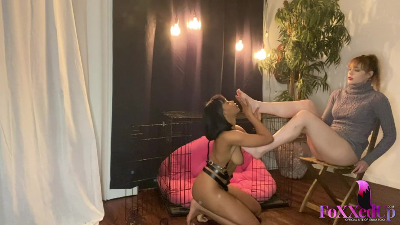 Jenna Foxx: 顺从的熟女jenna Foxx喜欢取悦阴户和脚！！