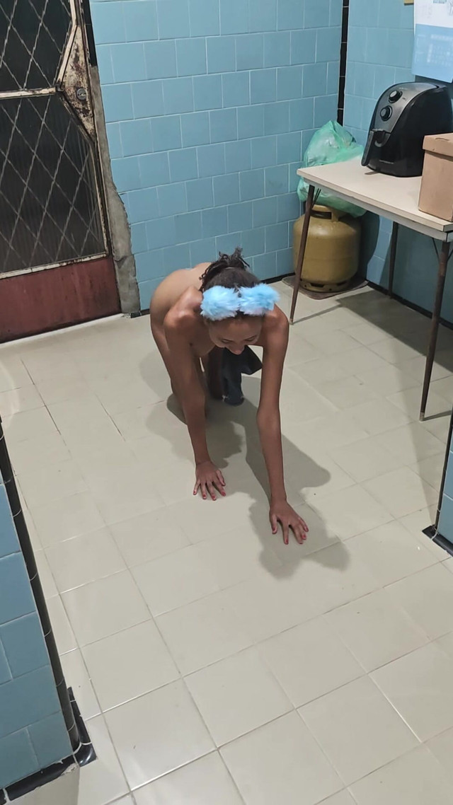 Submissive Playing in the Kitchen (Lily Slav)