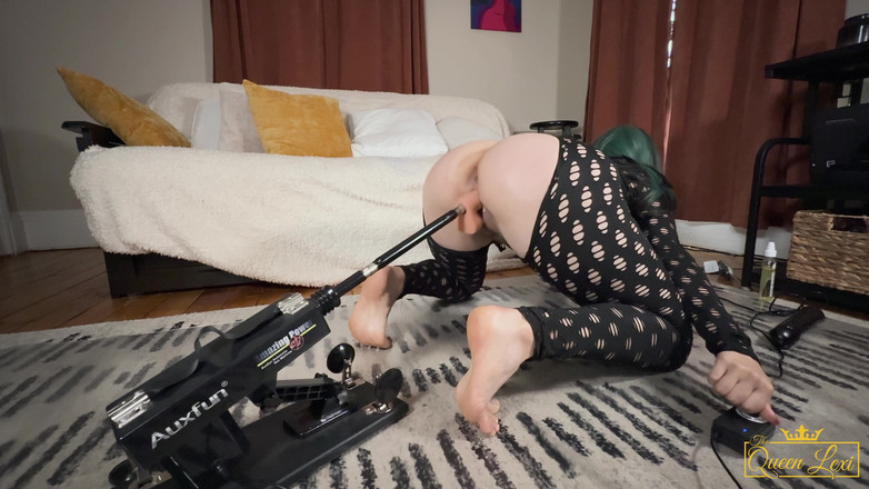 The Queen Lexi: Menina gótica usando máquina de foder e esguichando
