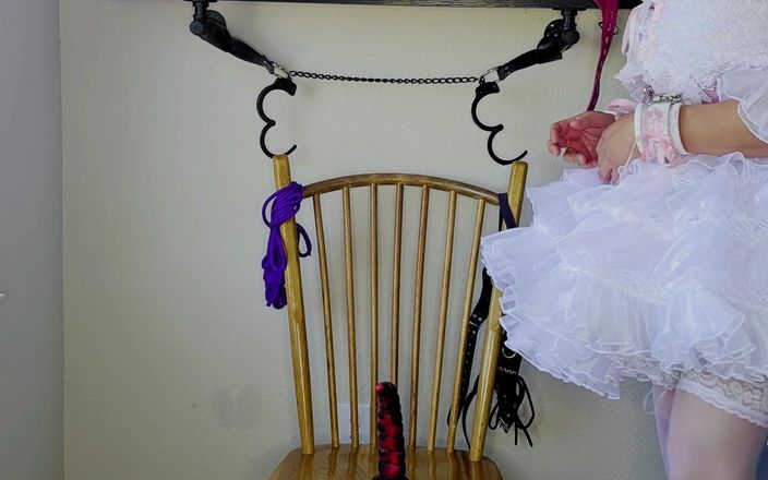 Sissy Candy: Cô dâu phục tùng chơi với rất nhiều dương vật...