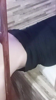 Nevlastní otec si užívá moji kundičku, zatímco uvíznu na schodech mé postele