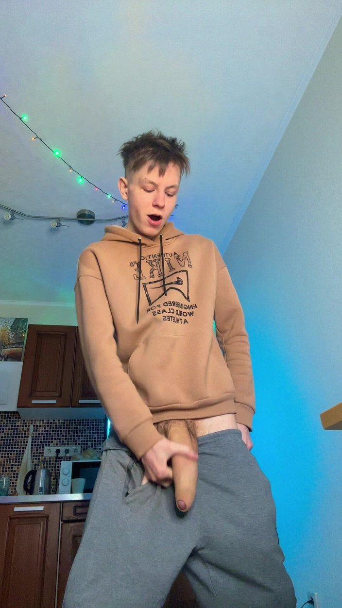 Morflot24: Şaşırtıcı derecede büyük bir yarakla sıska bir çocuktan büyük boşalma