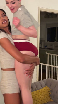Une géante soulève et carrie une bombasse non-lesbienne de 5 pieds2