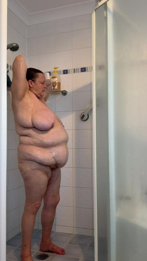 WeAreFukBunnies: Schau zu, wie ich mein klaffendes fotzenloch säubere