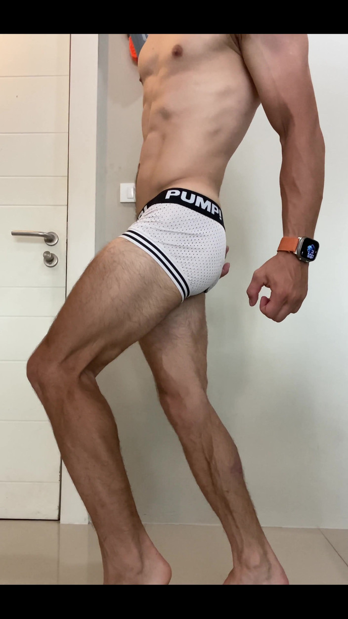 Max_Russell: Un grande ragazzo russo mostra le gambe muscolari ed il...