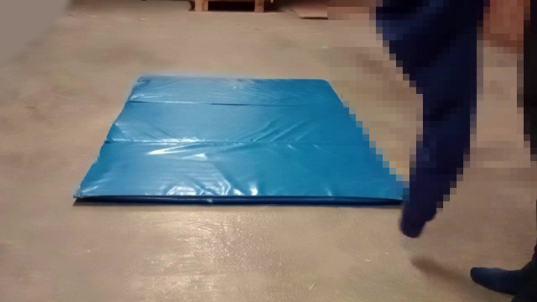 Mark Hannes: Швидка ризикована мастурбація на підлозі складу