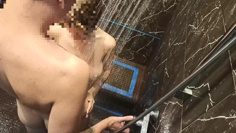 Night Games: Espió a una sexy en la ducha y luego