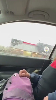 Sokak fahişesi yola sakso çekiyor. Bu sürtük araba sürerken sikimi parlatıyor