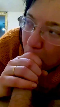 戴眼镜的年轻熟女吮吸鸡巴并吞精