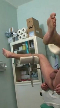 Doktor mi prstil zadek a ponižoval mě
