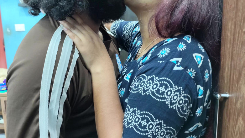 Vaigavarun45: Baiser avec le cou avec les lèvres dans une chemise...