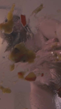Fruit smoothie, Gina Gerson esmagando frutas com sua buceta e pés