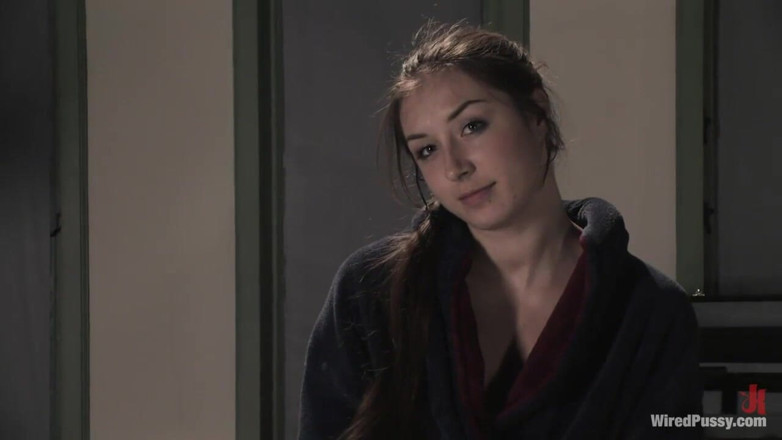 Wired Pussy by Kink: Сестра Dee и Isis Love становятся грязными в офисе доктора