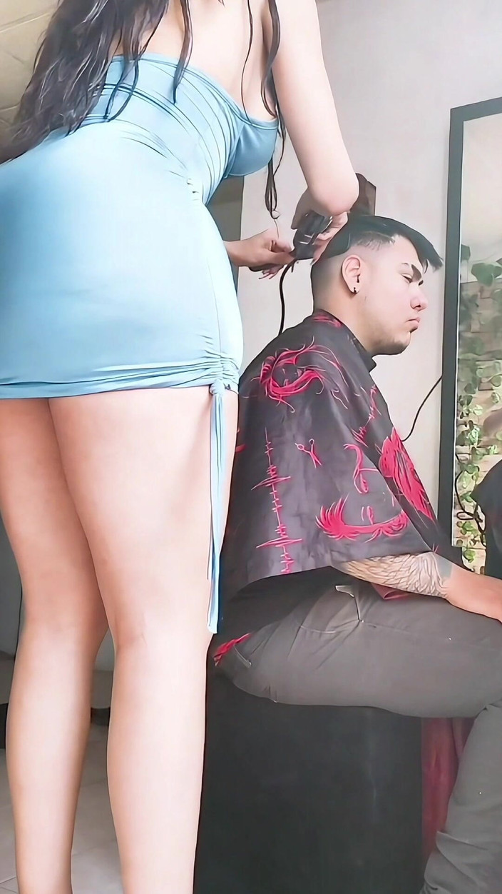 Barbietransxxxx: Quando Ho Visitato Questa Ragazza Nel Suo Barbiere, Ha Finito...