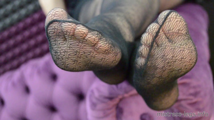 Mistress Legs: โคลสอัพฝ่าเท้านายหญิงในถุงน่องสีดำ