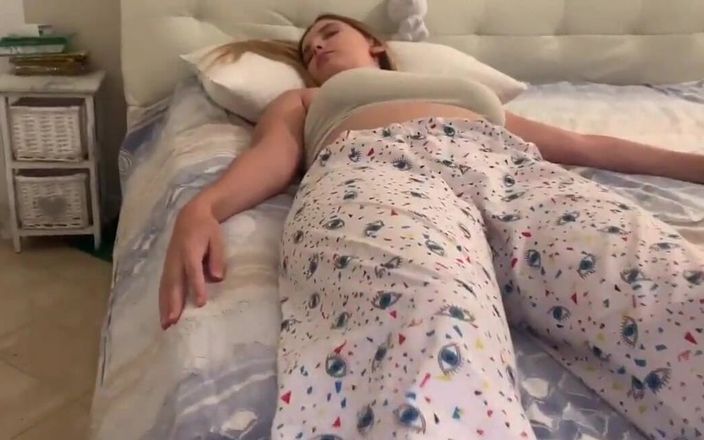 Ivana Montana: 继侄女一边操她一边醒来